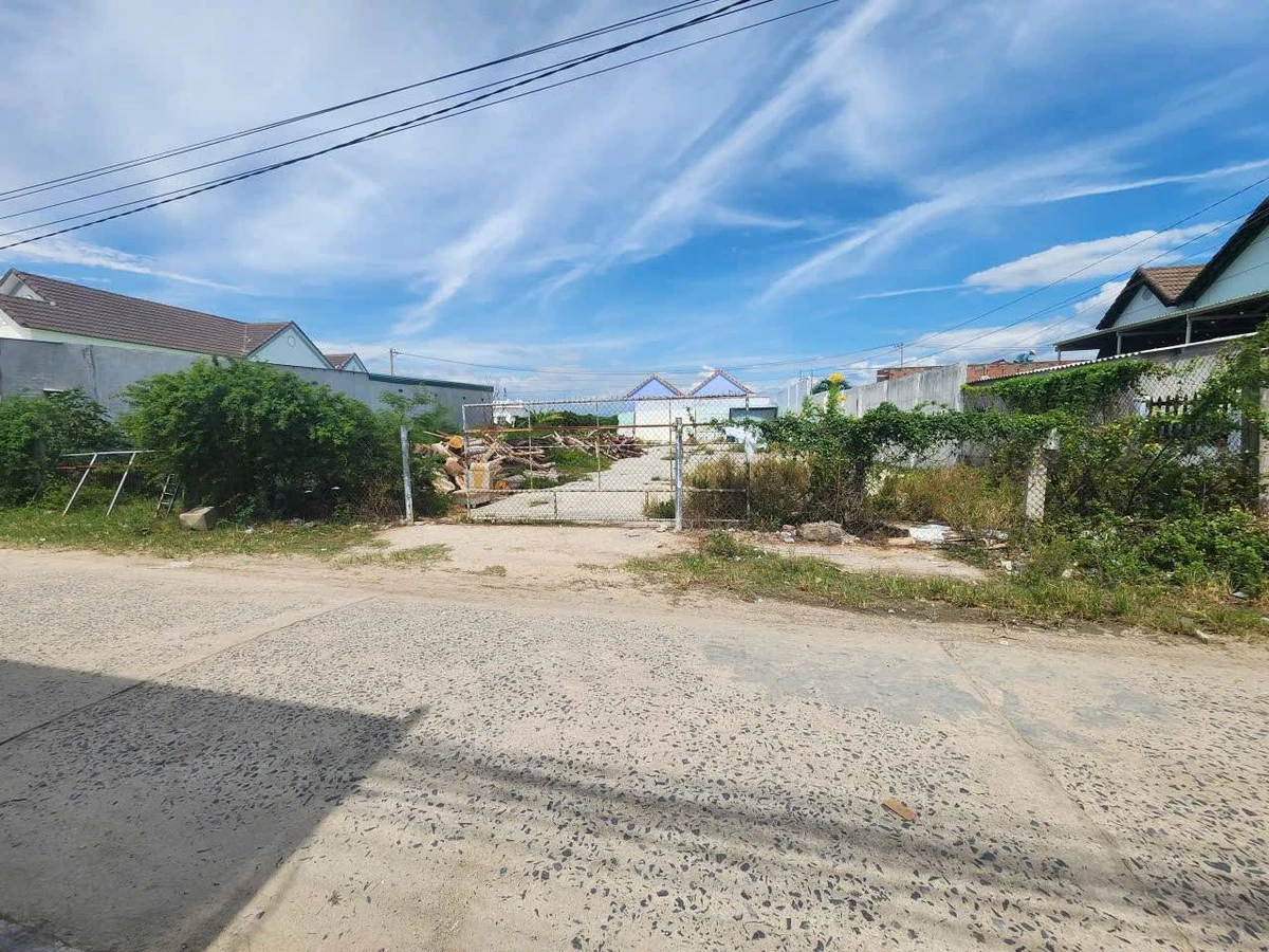 Bán lô đất mặt tiền Dã Tượng gần biển Nha Trang 426m² giá 6 tỷ - Ảnh 1