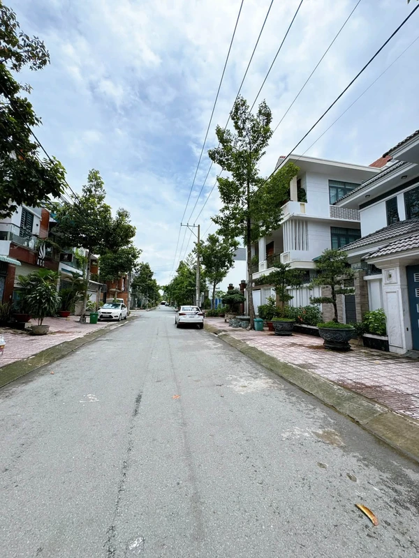 Bán biệt thự KDC Bửu Long, Biên Hòa 230m2, giá 11,9 tỷ, sổ hồng riêng