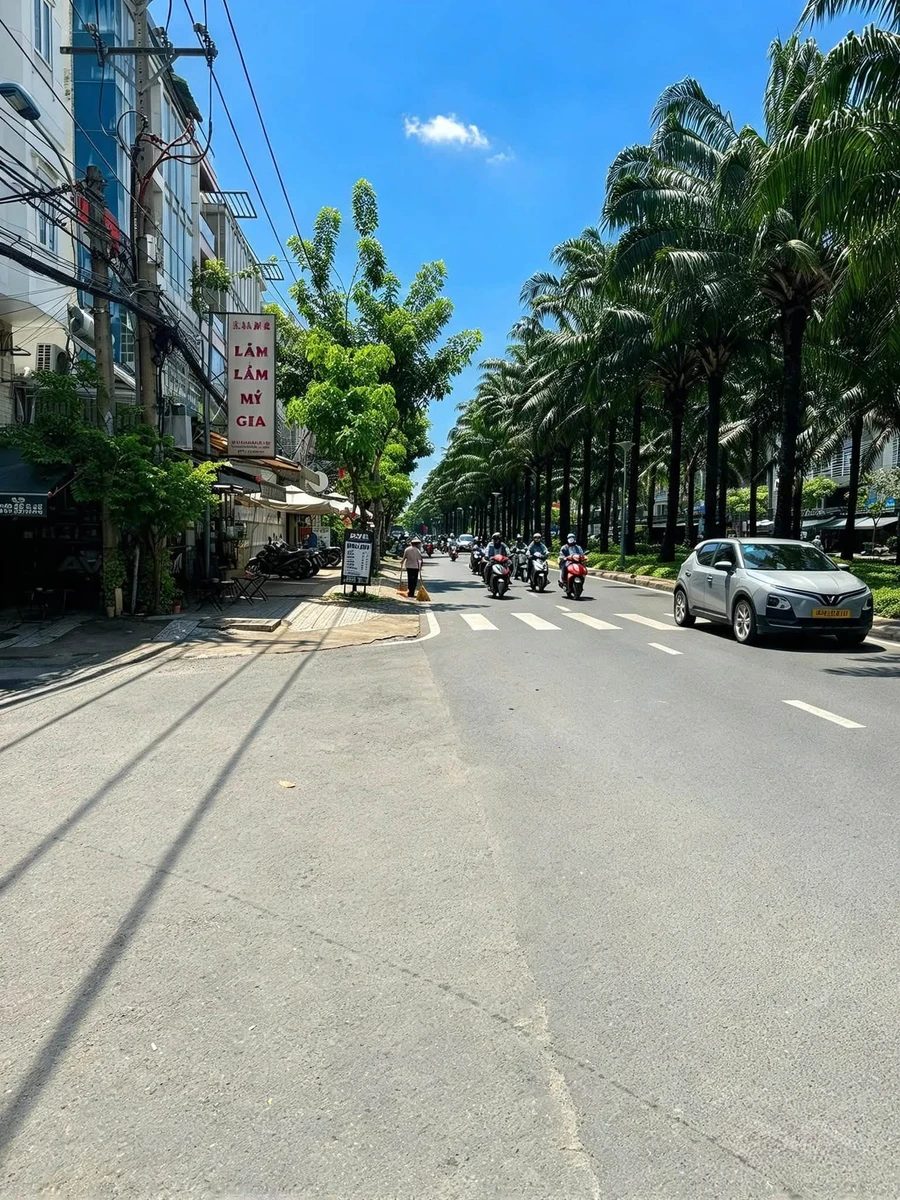 Bán nhà mặt tiền đường 9A KDC Trung Sơn 5x20m, 7 tầng thang máy, giá 33 tỷ - Ảnh 1