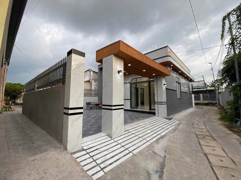 Bán nhà góc 3 mặt tiền 140m² Long Điền 2,2 tỷ
