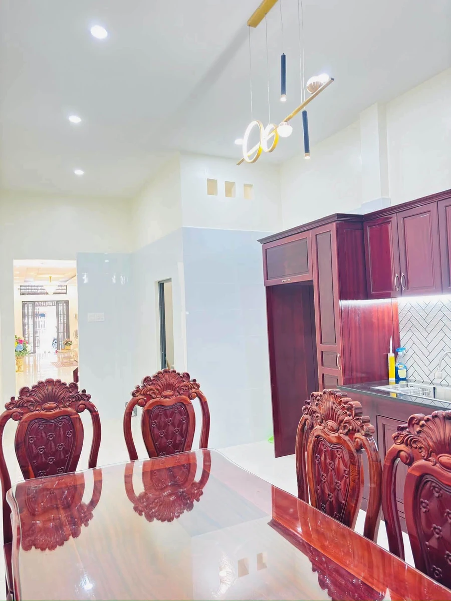 Bán nhà mặt tiền 1 trệt 2 lầu 4PN đường Huỳnh Tịnh Của, trung tâm Rạch Giá, giá 2,6 tỷ - Ảnh thu nhỏ 3