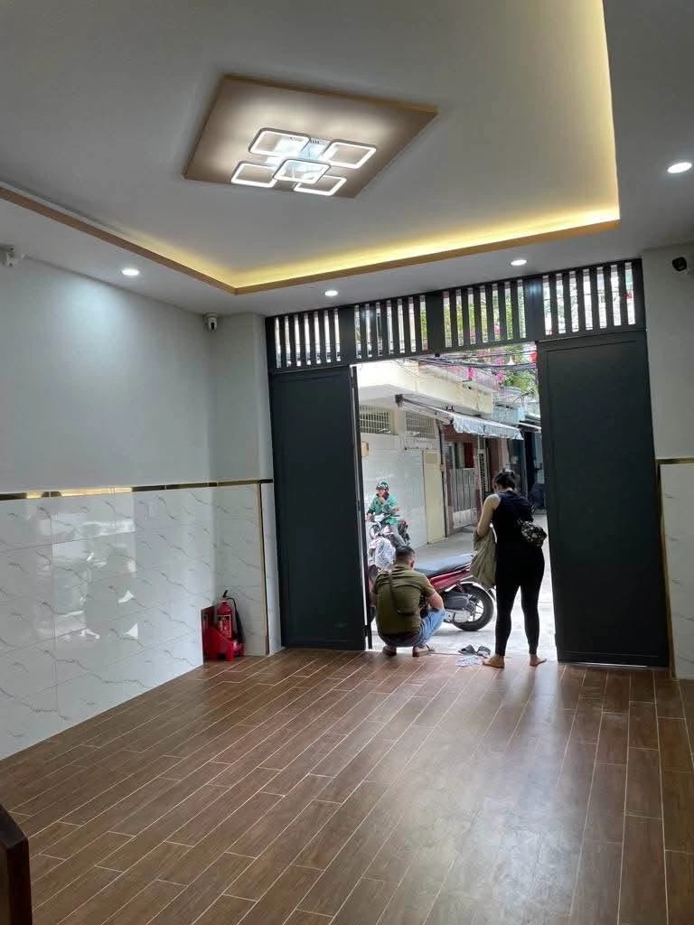 Bán nhà hẻm ô tô 40m2 trệt lửng 3 lầu, 7 phòng cho thuê gần đường Lạc Long Quân, Quận 11 - Ảnh 1