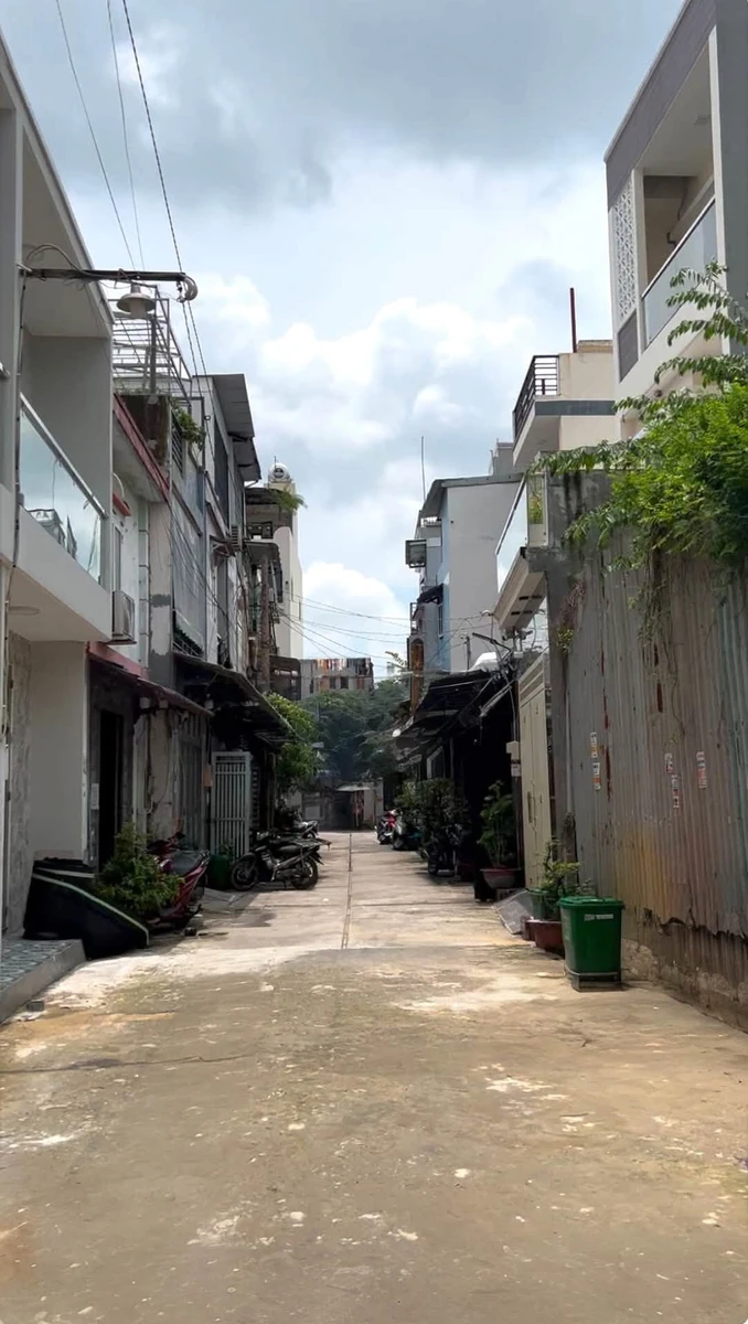 Bán nhà hẻm ô tô 51m2, 5PN, tặng full nội thất, gần Aeon Tân Phú, Bình Tân - Ảnh 1