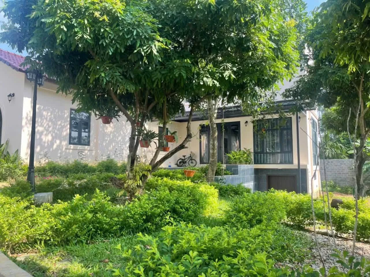Chuyển nhượng khuôn viên nhà vườn 898m2 full nội thất tại Lương Sơn, Hòa Bình - Ảnh 1