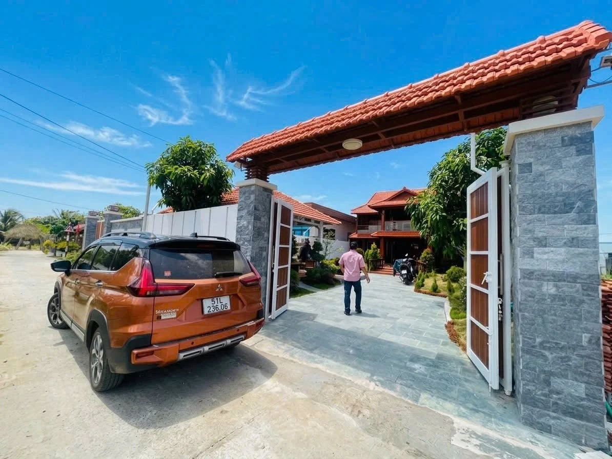 Bán biệt thự sân vườn sàn gỗ gần 300m2 tại Gò Công, Tiền Giang giá 3,2 tỷ - Ảnh 1