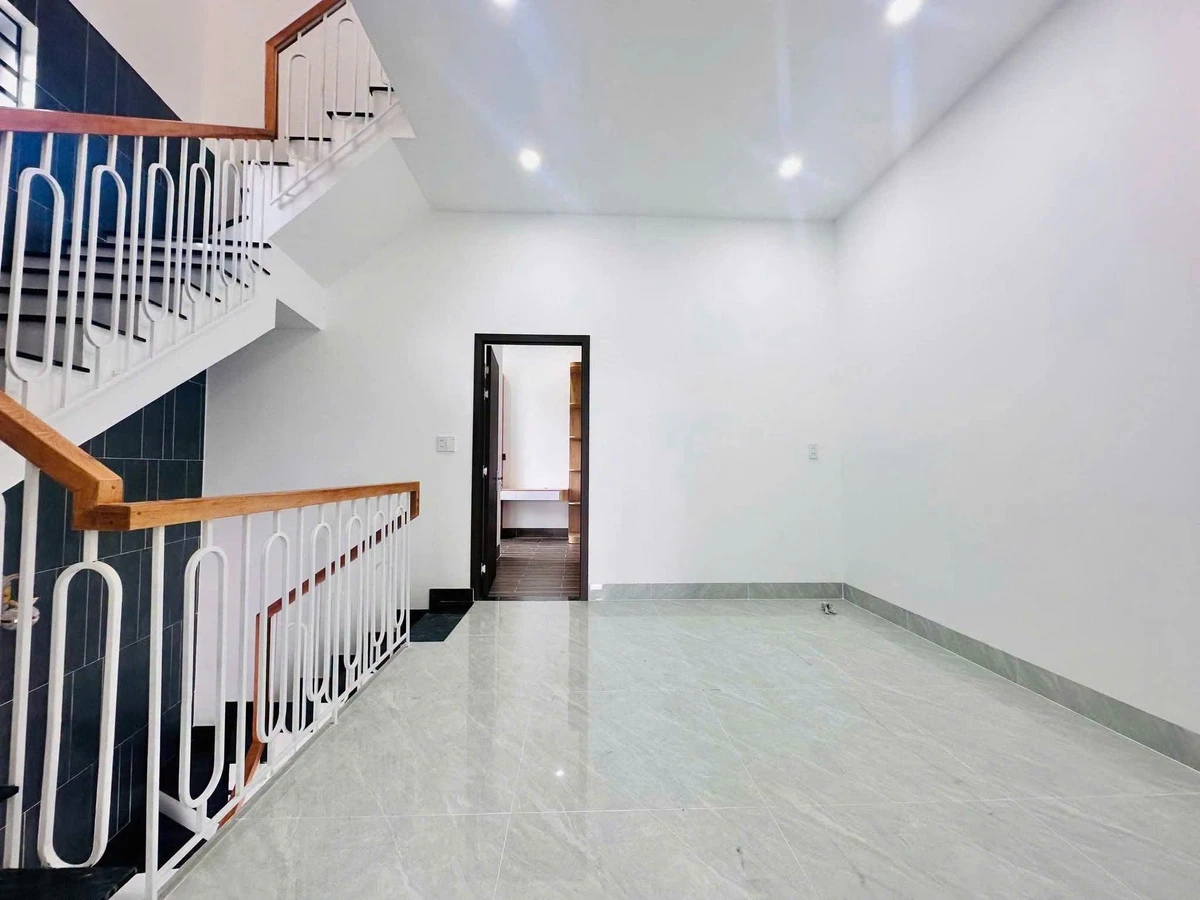 Bán nhà 1 trệt 2 lầu, 4 phòng ngủ 210m², Thủ Dầu Một - Ảnh thu nhỏ 3