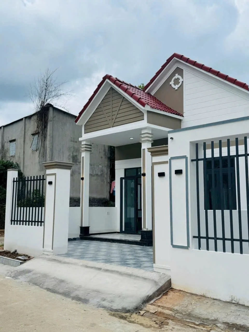 Bán nhà mái Thái 2 mặt tiền 6x15m, thổ cư 100%, gần chợ Hoàng Gia, Tân Định, Bình Dương - Ảnh 1