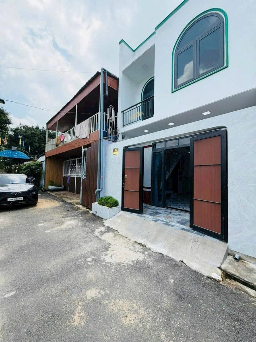 Bán nhà 3PN ngay chợ Mỹ Hạnh Nam 65m2 - 2 tỷ 190 triệu - Ảnh thu nhỏ 2