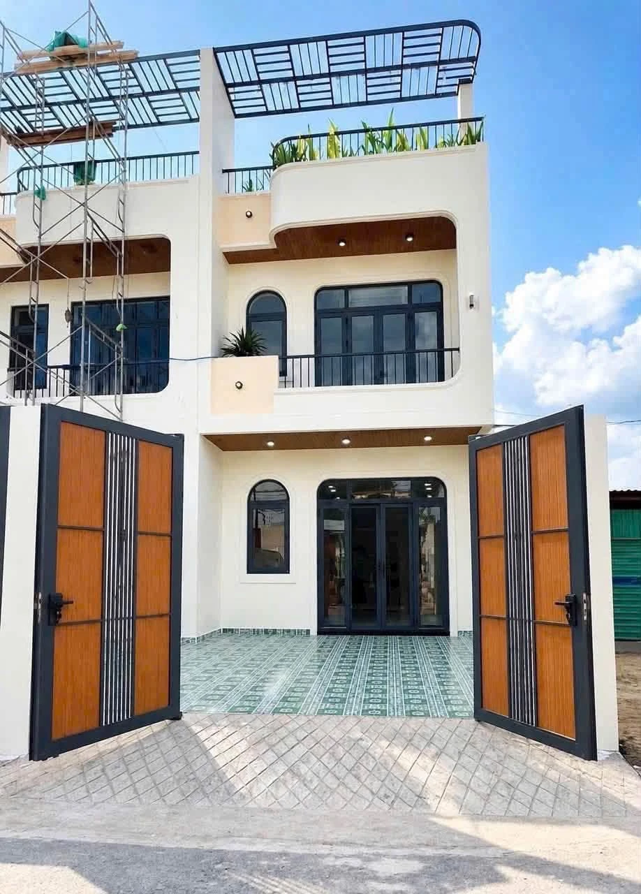 Bán nhà 1 trệt 2 lầu mặt tiền 90m² Bình Dương - Ảnh 1