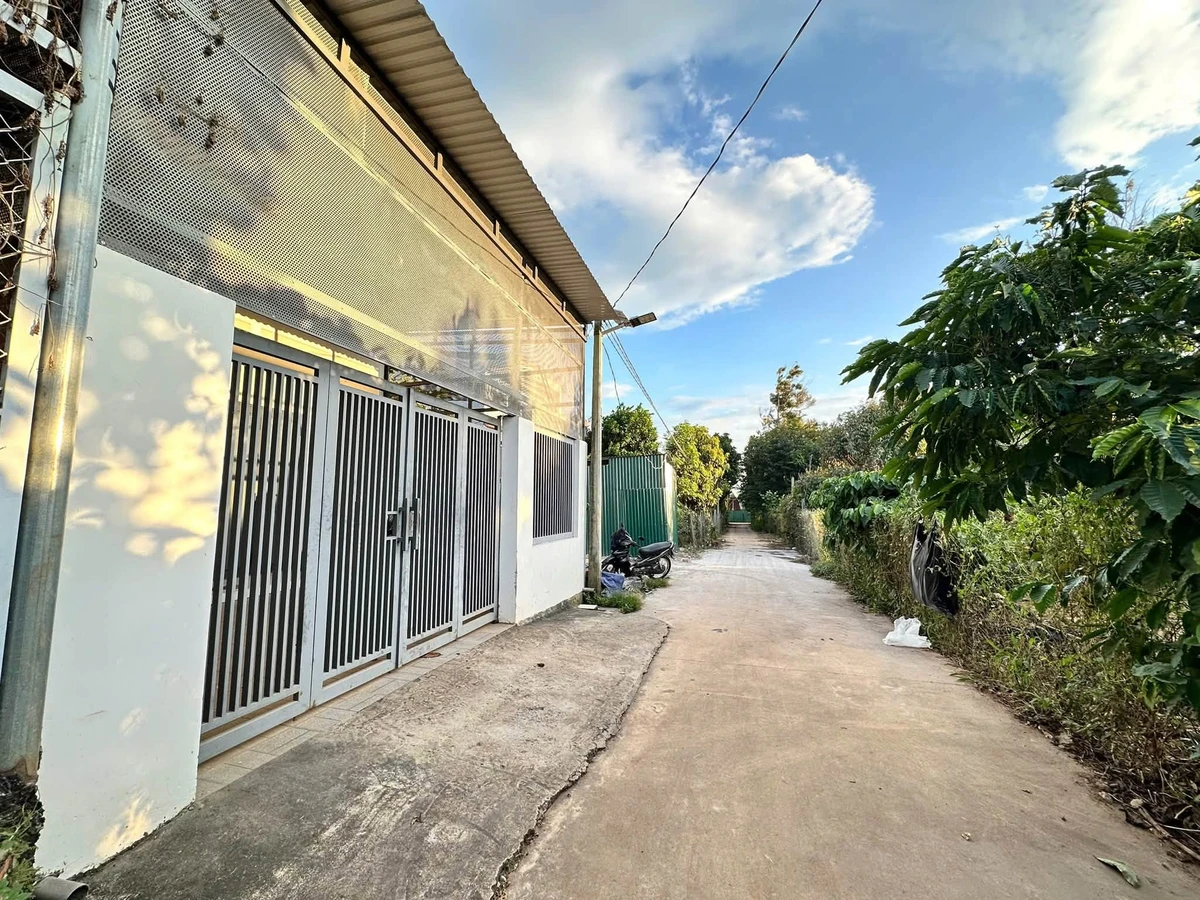 Nhà 3 phòng ngủ 150m² đối diện UBND Tân An, giá 2.15 tỷ - Ảnh 1