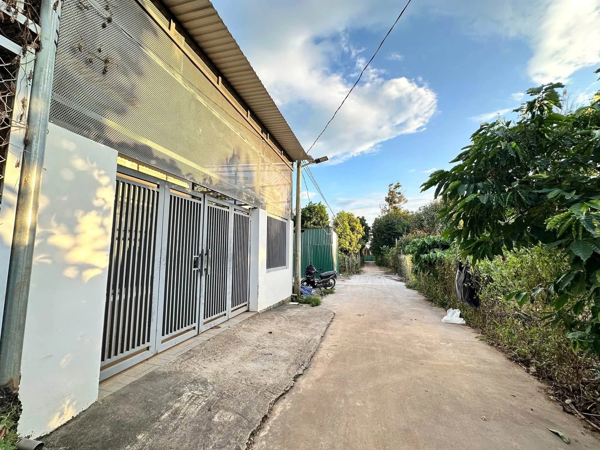 Nhà 3 phòng ngủ 150m² đối diện UBND Tân An, giá 2.15 tỷ - Ảnh 1