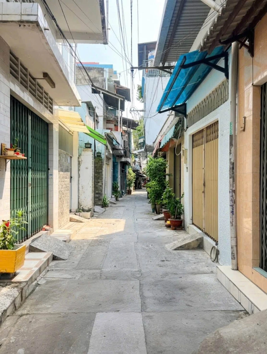 Bán nhà hẻm ô tô 64m2 3 tầng 4PN đường Trịnh Đình Trọng, Phú Trung, Tân Phú - 5,99 tỷ - Ảnh 1