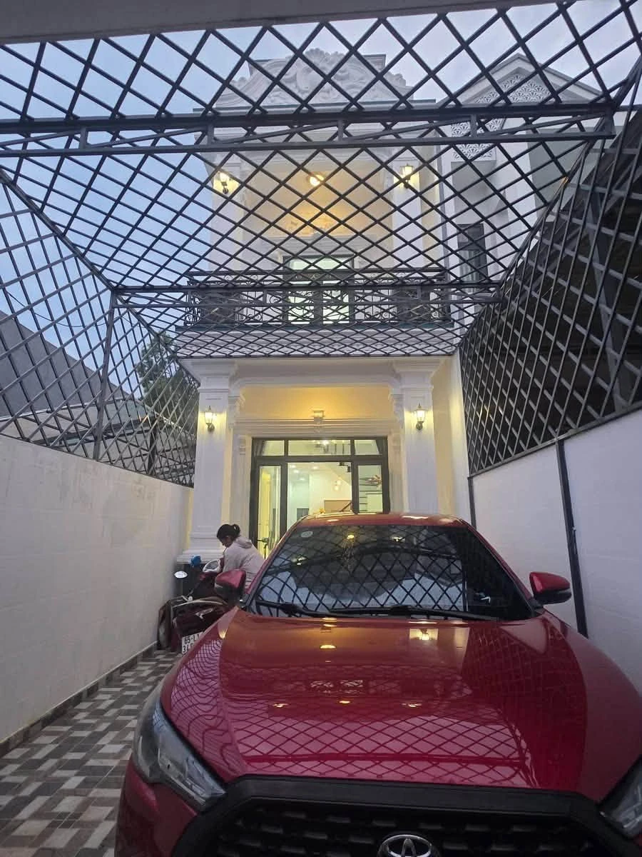 Bán gấp nhà 1 trệt 1 lầu 93.9m2, 4 phòng ngủ, full nội thất tại Phú Hòa, Thủ Dầu Một - Ảnh 1