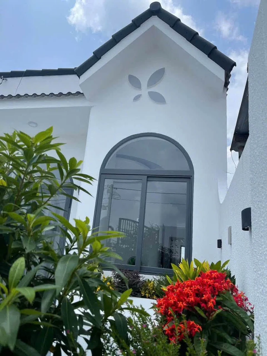 Bán nhà phố 135m2 có sân đậu xe tại Phú Nhuận, giá 1 tỷ 590 - Ảnh 1