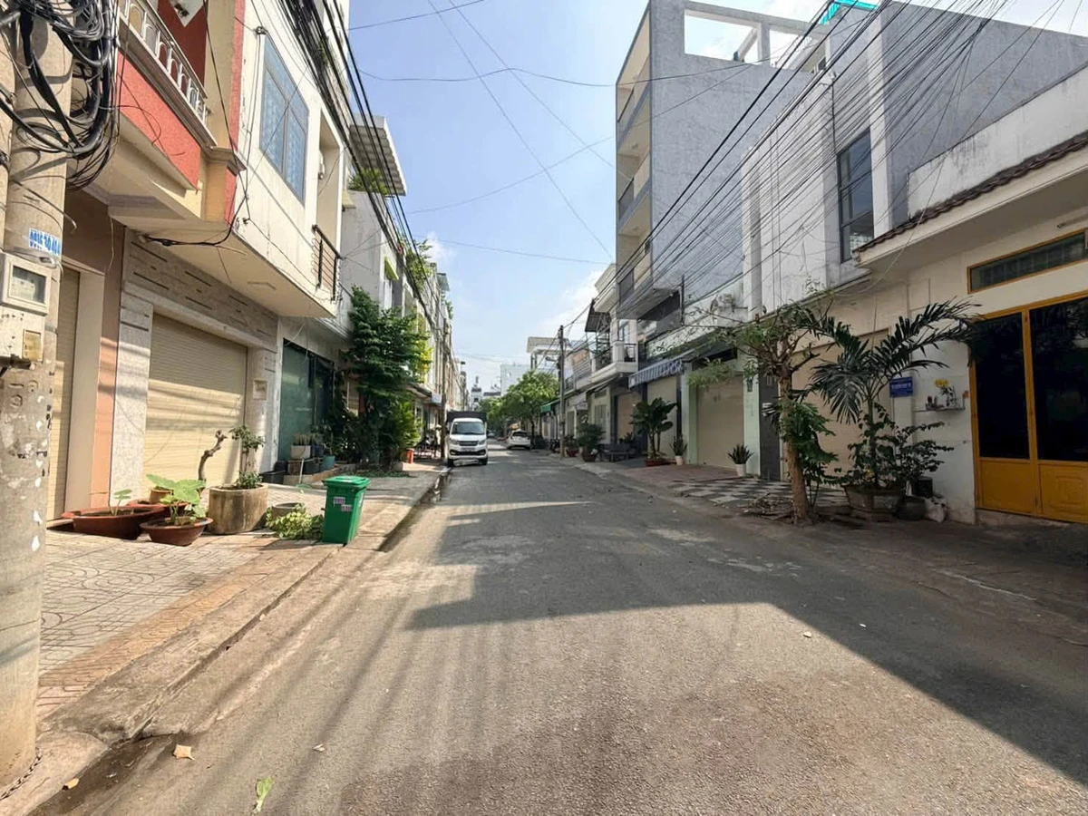 Bán nhà 1 trệt 1 lầu 4x18m khu dân cư D2D, phường Trấn Biên, Đồng Nai giá 5,6 tỷ - Ảnh thu nhỏ 2
