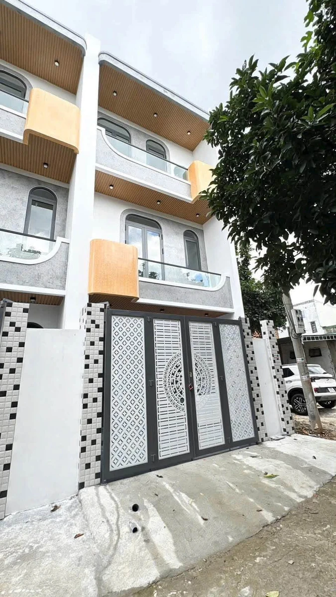 Bán nhà 1 trệt 2 lầu hẻm Nguyễn Duy Trinh, 100m2, 3PN, giá 3,88 tỷ - Ảnh 1