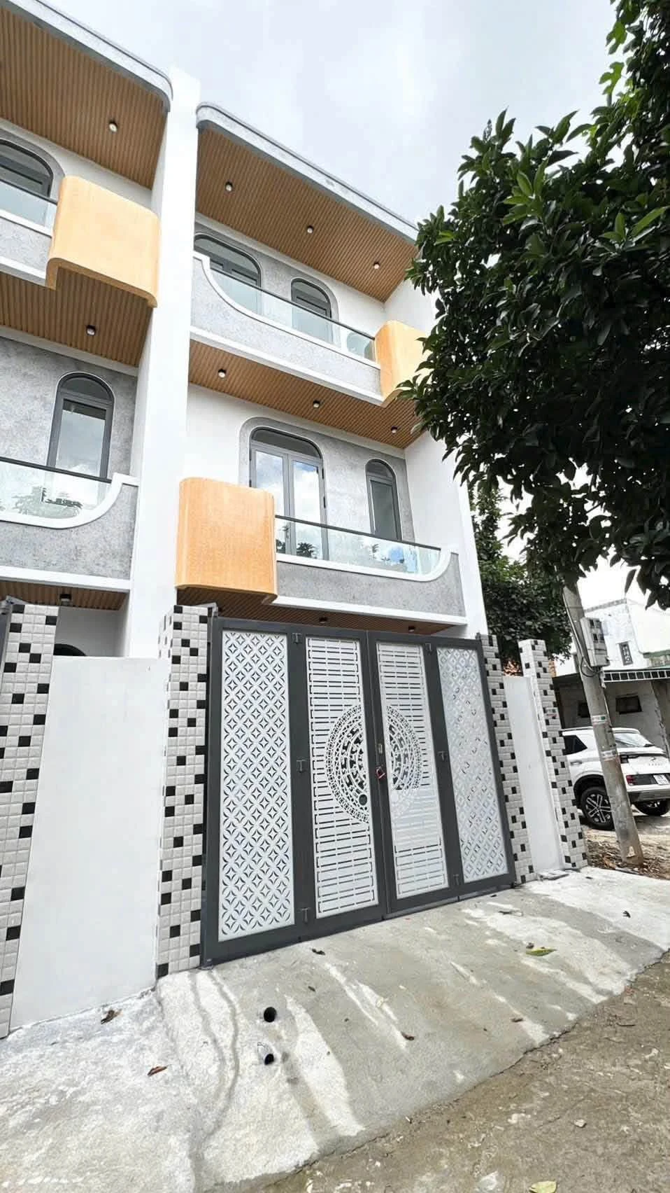 Bán nhà 1 trệt 2 lầu hẻm Nguyễn Duy Trinh, 100m2, 3PN, giá 3,88 tỷ - Ảnh 1