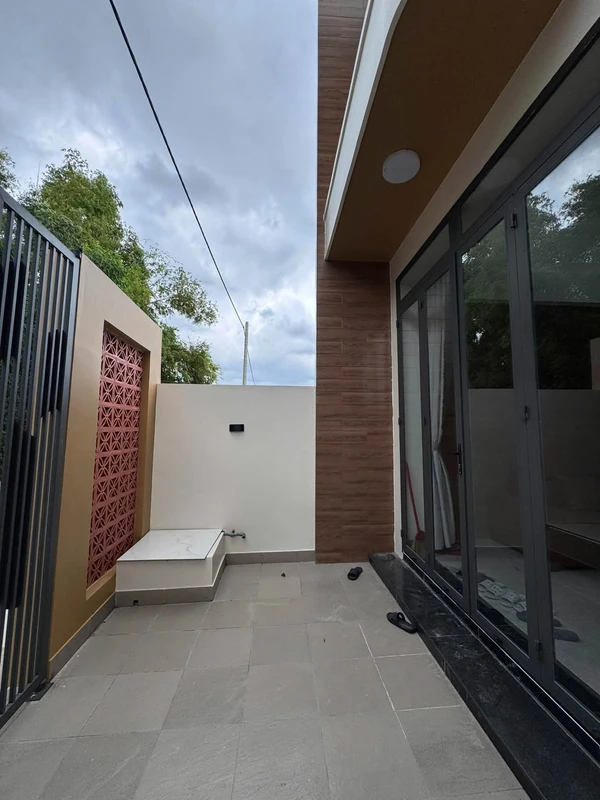 Bán nhà lầu xây mới full nội thất, hẻm Phạm Hùng, trung tâm Tây Ninh, 5x12m, 2PN