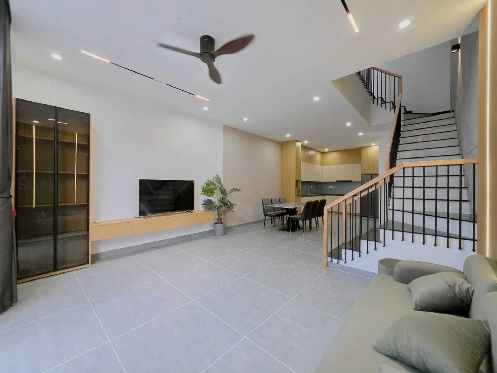 Bán nhà 3 tầng 64m2, 3 phòng ngủ, kiệt ô tô gần Tô Hiệu - Ảnh 1