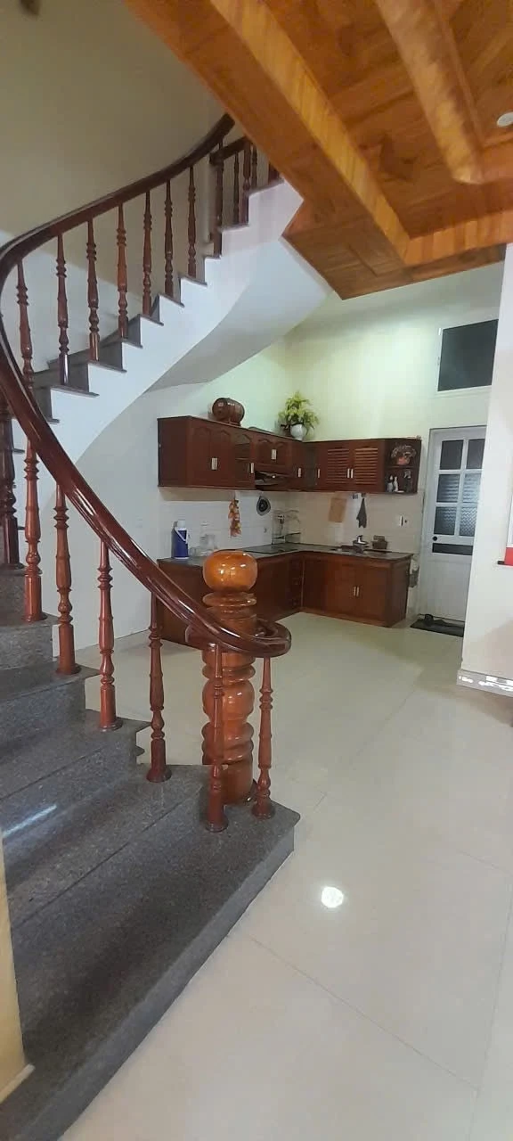 Cho thuê nhà 3 tầng 90m² 4PN Trường Thi 8 triệu/tháng - Ảnh 1
