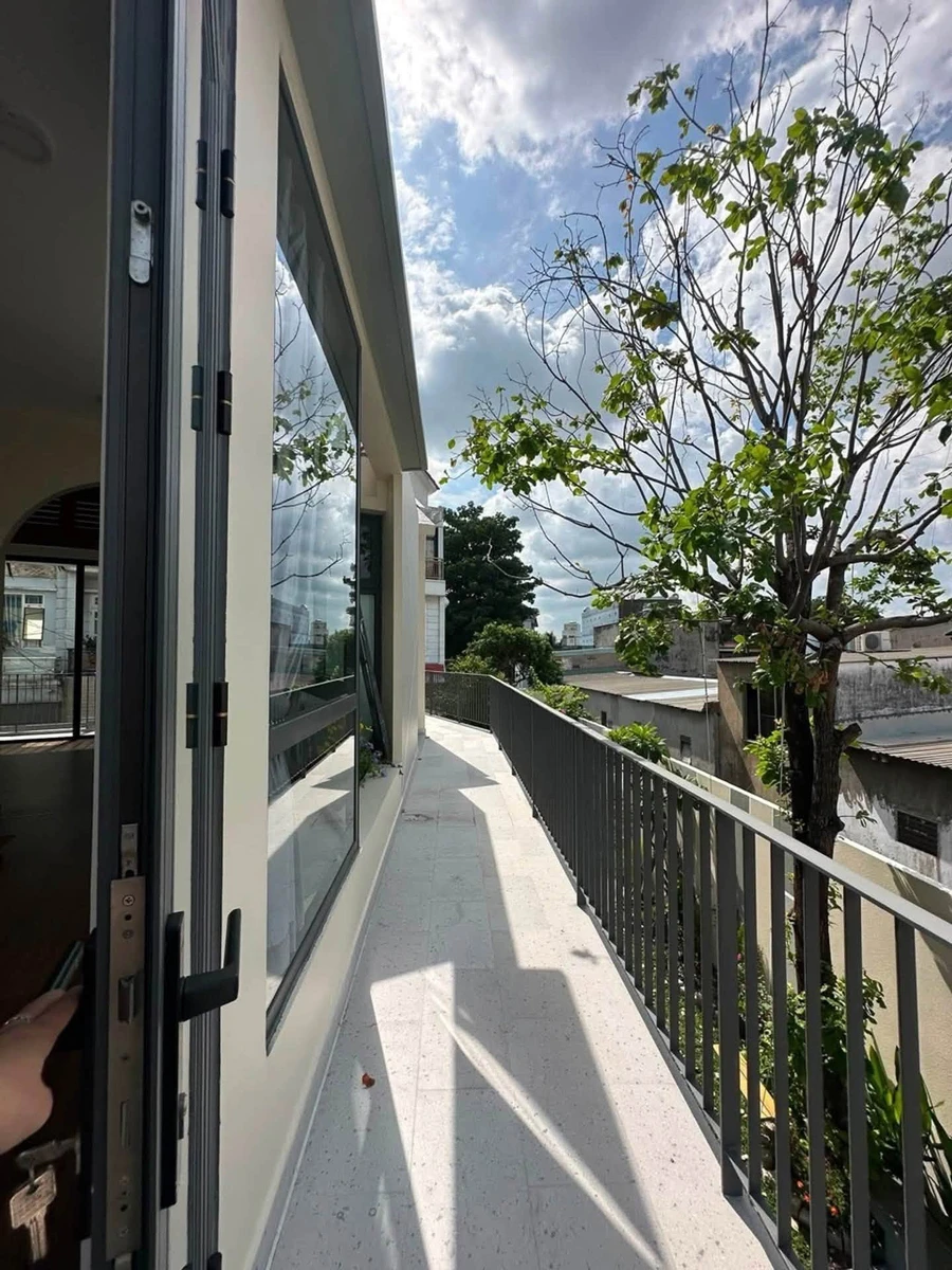 Bán biệt thự sân vườn 200m2 ngang 16m gần Đình Phong Phú, Quận 9, giá 14 tỷ - Ảnh thu nhỏ 4