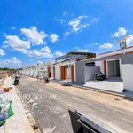 Bán nhà phố mặt tiền nhựa 2PN, sân dầu, sổ riêng thổ cư, trả trước 250 triệu - Ảnh thu nhỏ 1