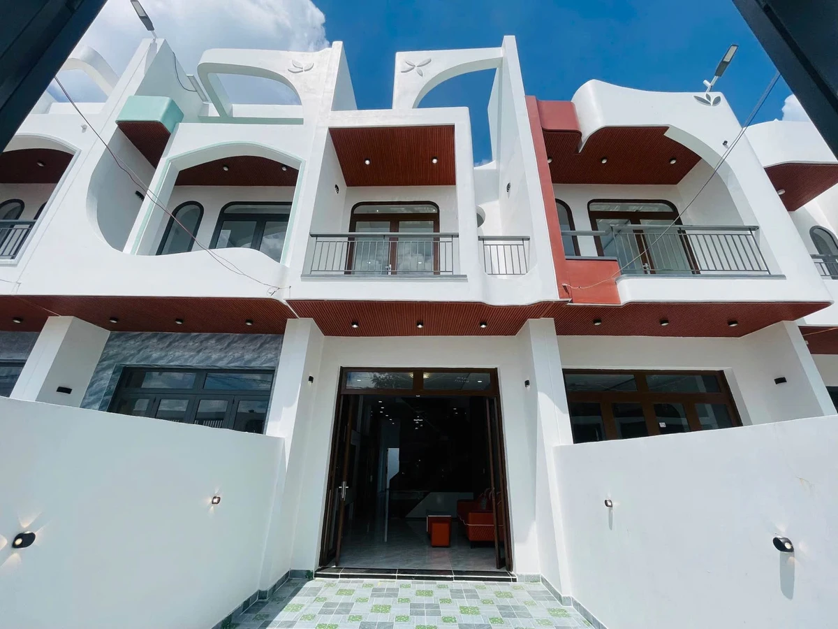 Bán nhà 1 trệt 1 lầu 100m² gần chợ Hưng Long Tây Ninh - Ảnh 1