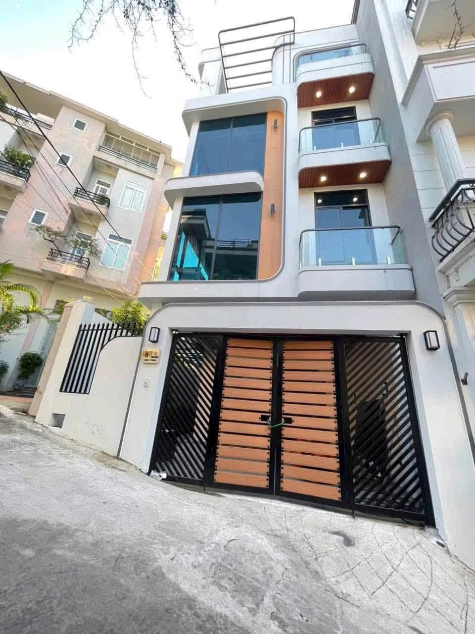 Nhà bán luxury 4 tầng 100m² thang máy gara Cao Thắng 6,9 tỷ - Ảnh 1