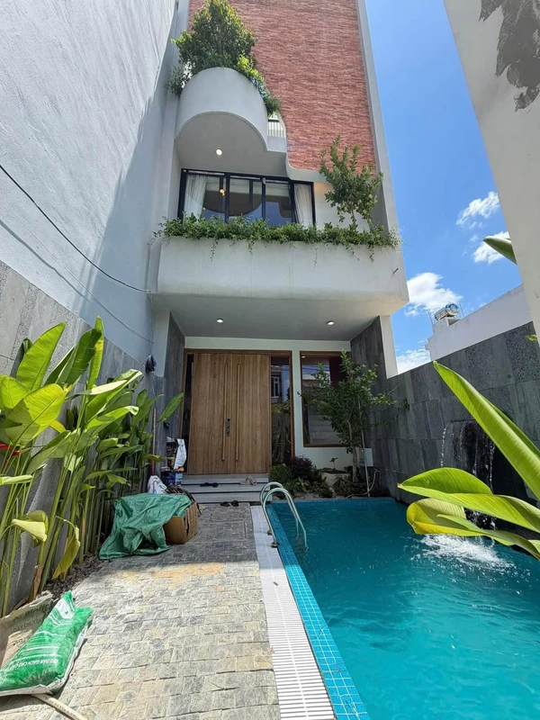 Bán villa 3 tầng hồ bơi, sân vườn, mặt tiền Đà Nẵng 90m2