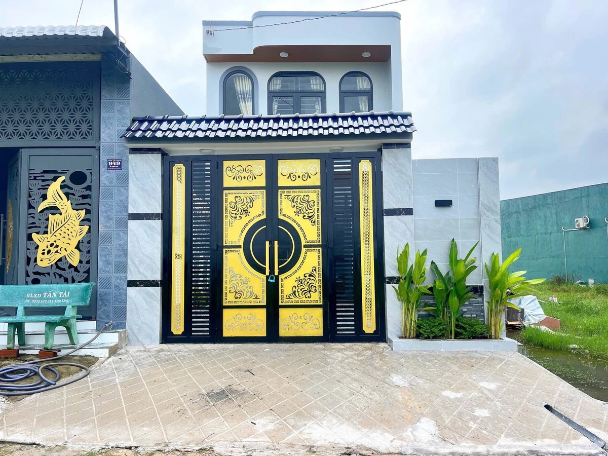 Bán nhà 1 trệt 1 lầu 150m2 thổ cư, 3PN, sổ hồng riêng gần ngã ba Mỹ Hạnh - Ảnh 1