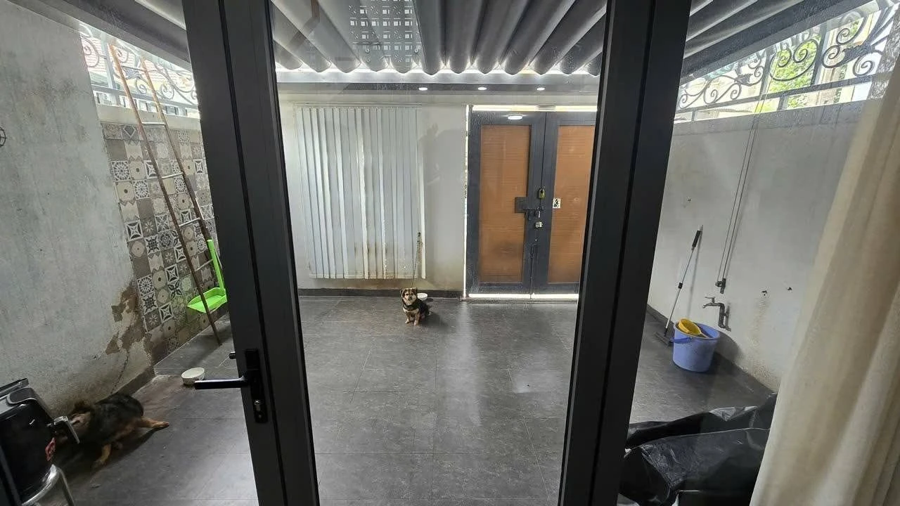 Bán nhà phong cách hiện đại 65m2, 2 phòng ngủ, gần Văn Hoa Villa, 2.99 tỷ - Ảnh 1
