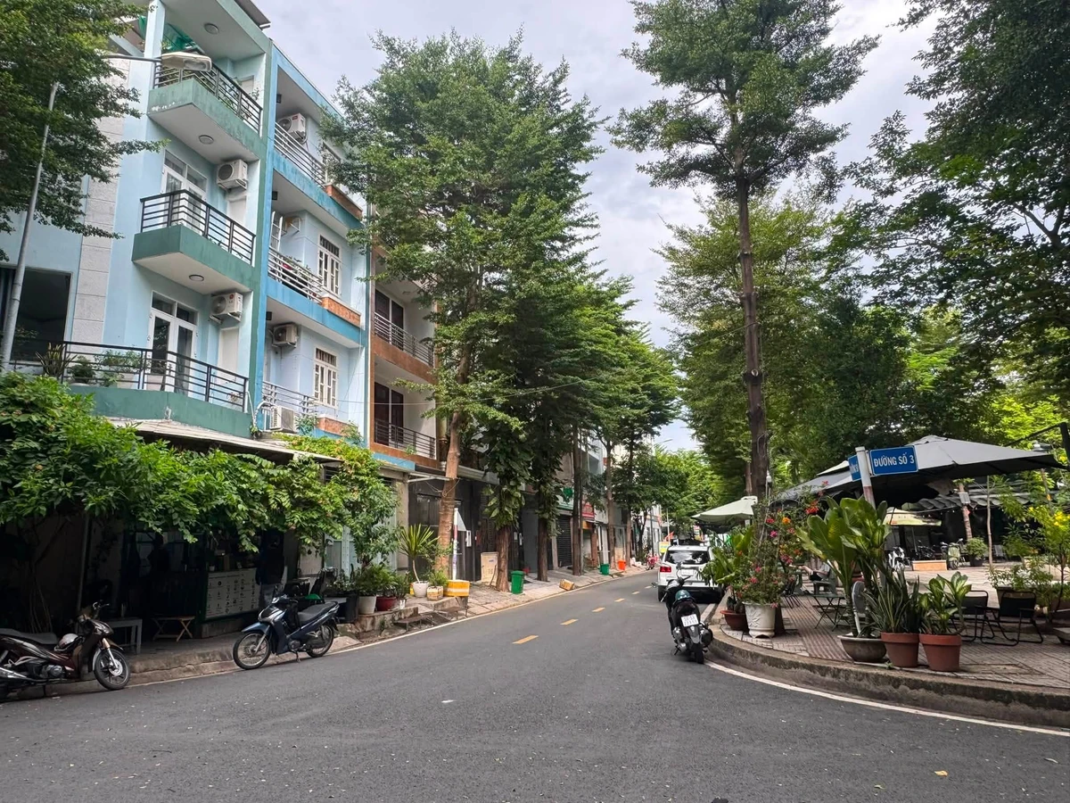 Bán nhà mặt tiền 104m2 1 trệt 3 lầu khu Thanh Niên Xung Phong Hồng Long, Thủ Đức giá 13,5 tỷ - Ảnh 1