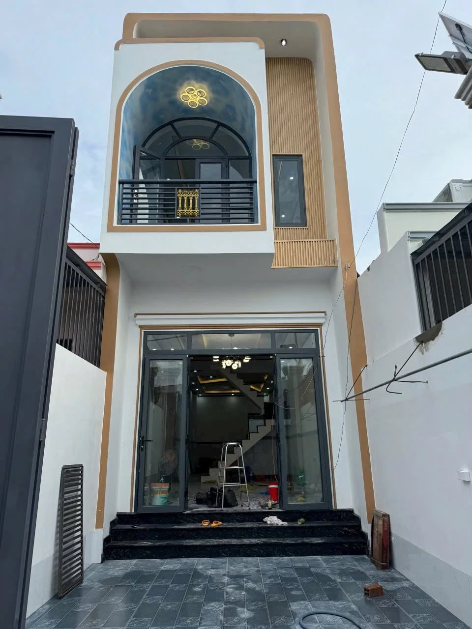Bán nhà lầu mới 140m² gần chợ, trường học 1 tỷ 750 - Ảnh 1
