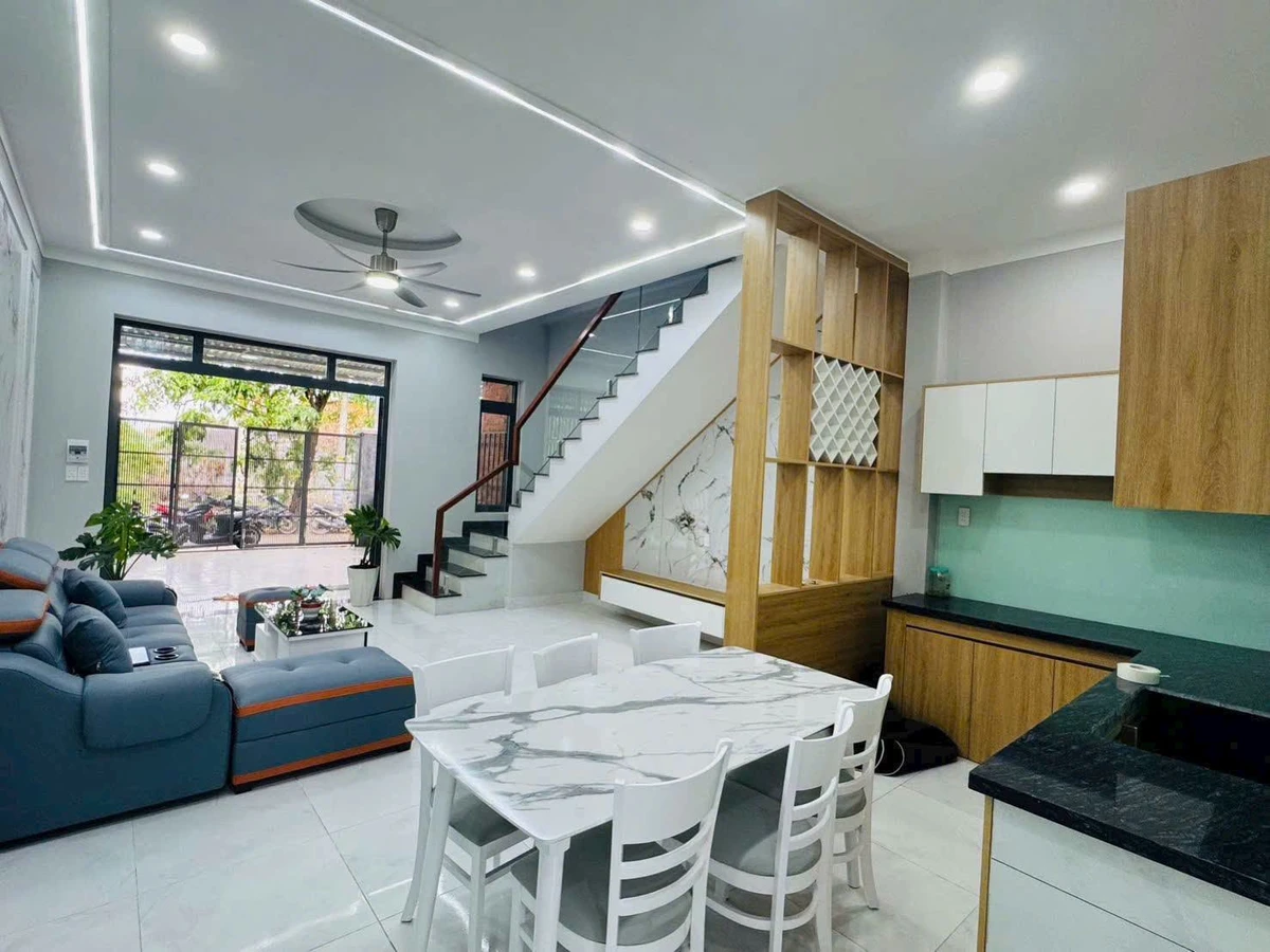 Nhà trệt lầu 3PN, 100m², Tân Định, Bến Cát, giá 2 tỷ 560 triệu - Ảnh thu nhỏ 2
