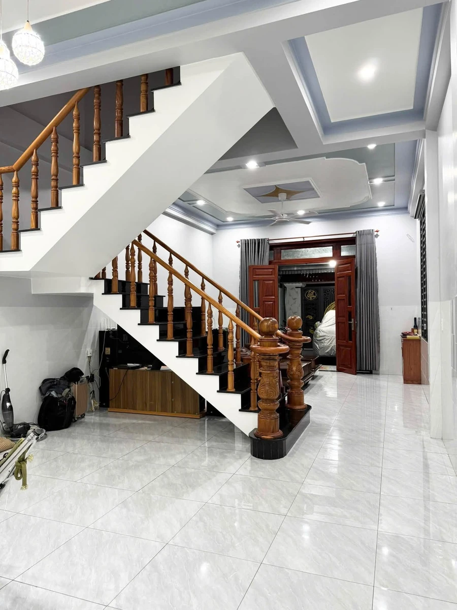 Bán nhà mặt tiền 250m² 3 phòng ngủ 5 tỷ Uyên Hưng - Ảnh thu nhỏ 2