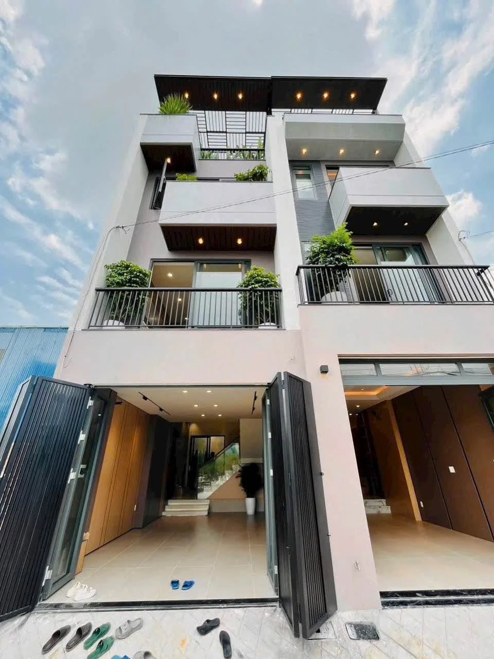 Bán nhà 1 trệt 2 lầu sân thượng 4x13m, 3PN gần ĐH Nguyễn Tất Thành, An Phú Đông - Ảnh 1