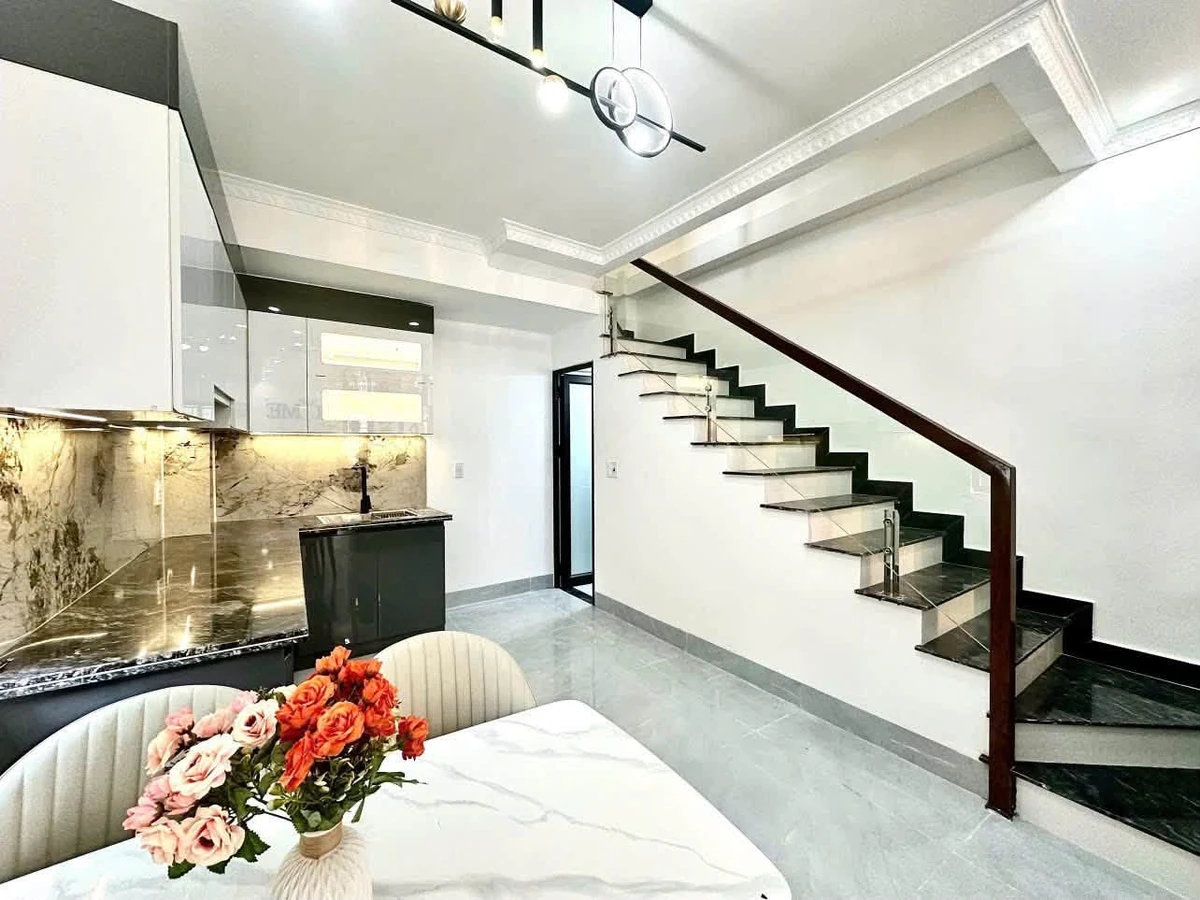 Bán nhà 3 tầng mái bằng 120m² Quận 1, 2,68 tỷ - Ảnh thu nhỏ 2