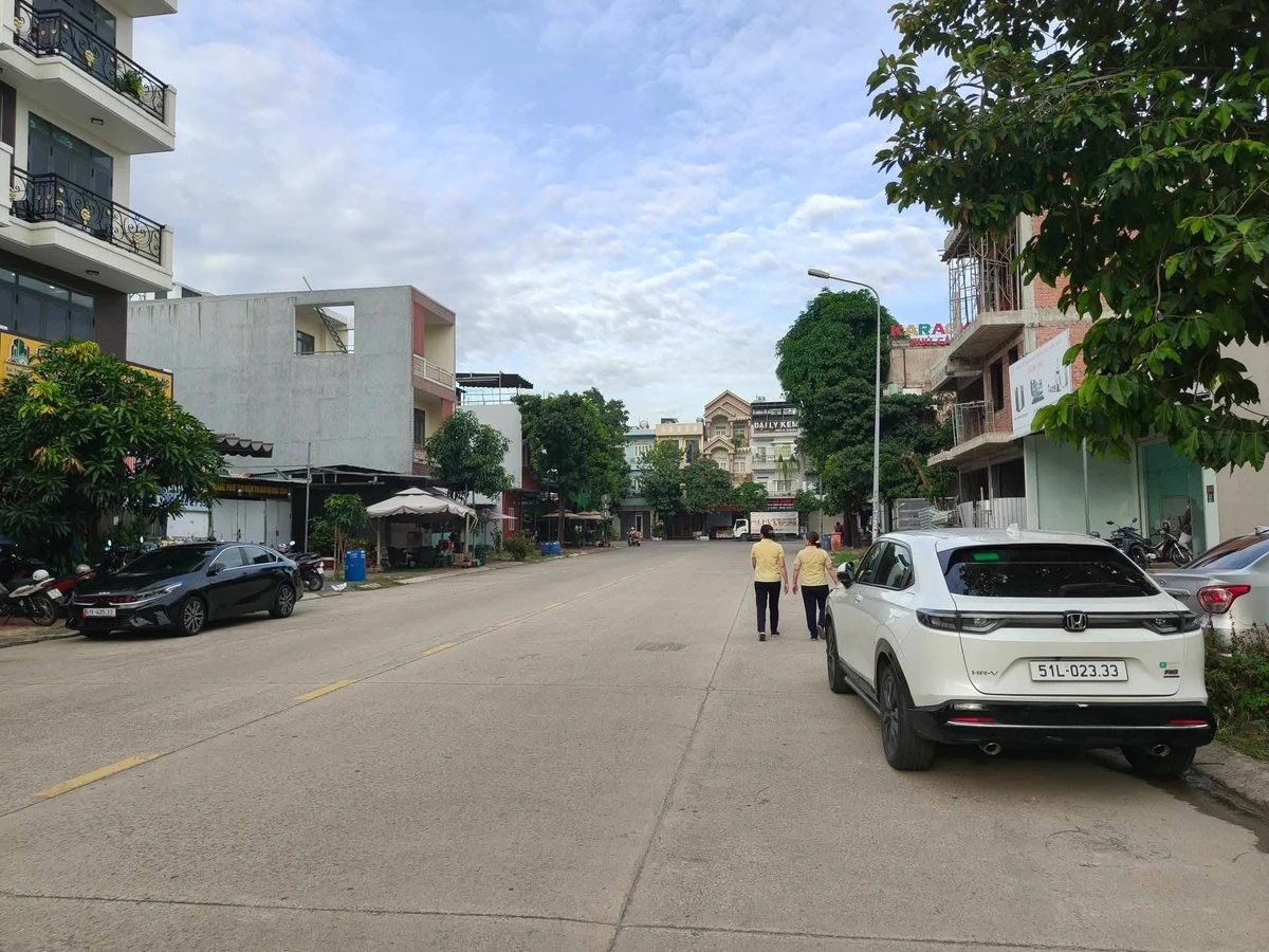 Bán gấp lô đất thổ cư 100m2 đường D1 khu The Mail Vincom Dĩ An, giá 5,9 tỷ - Ảnh thu nhỏ 3