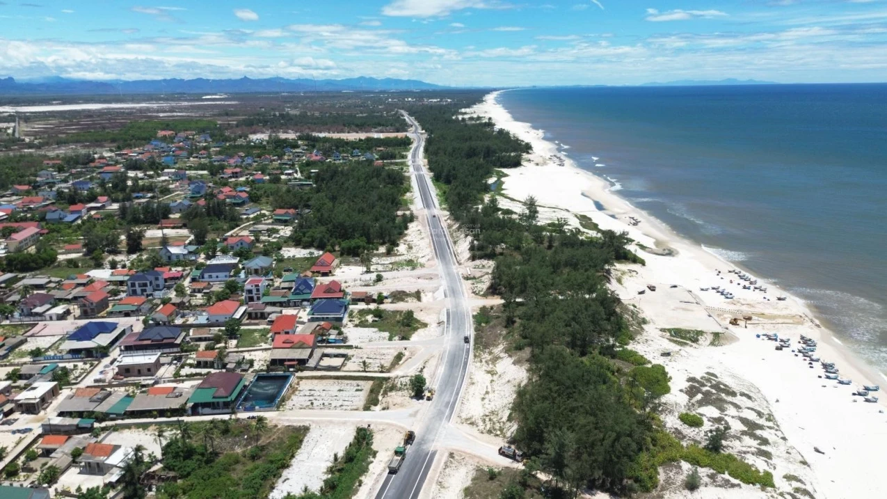 Lô đất 2 mặt tiền đường ven biển, view điện gió sát bãi tắm - Ảnh 1
