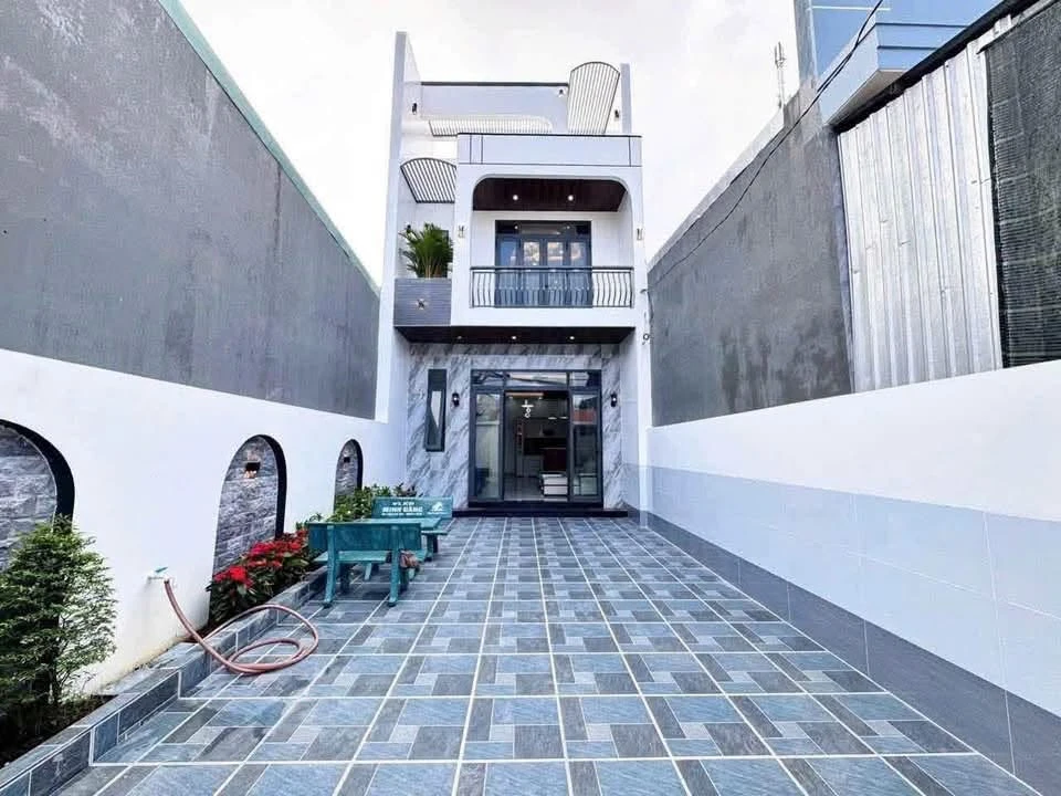 Bán nhà phố 1 trệt 1 lầu 5x24m, 3 phòng ngủ, giá 2,8 tỷ tại trung tâm Đức Hòa, Long An - Ảnh 1