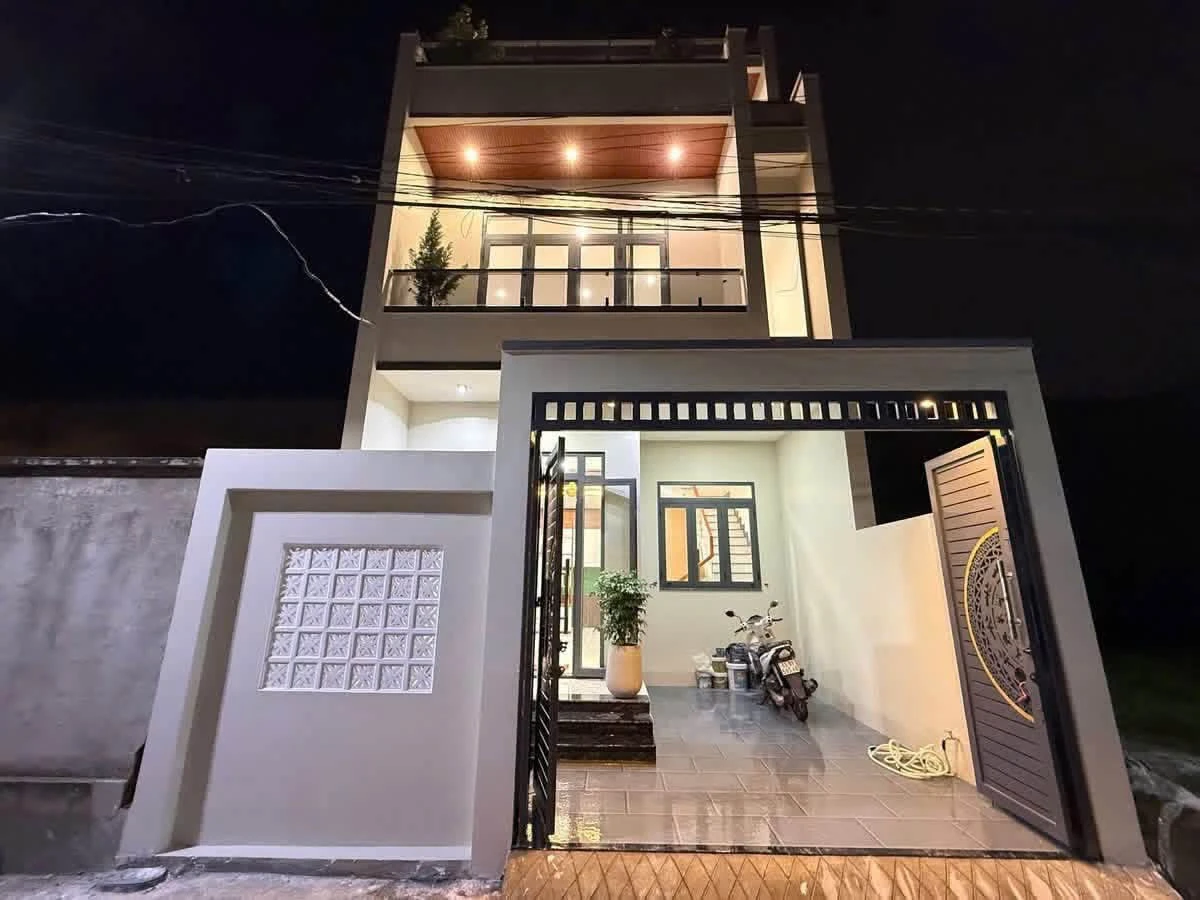 Bán nhà 1 trệt 2 lầu 3PN 6x11 giá 3,9 tỷ gần vòng xoay Hiệp Thành, Thủ Dầu Một - Ảnh 1