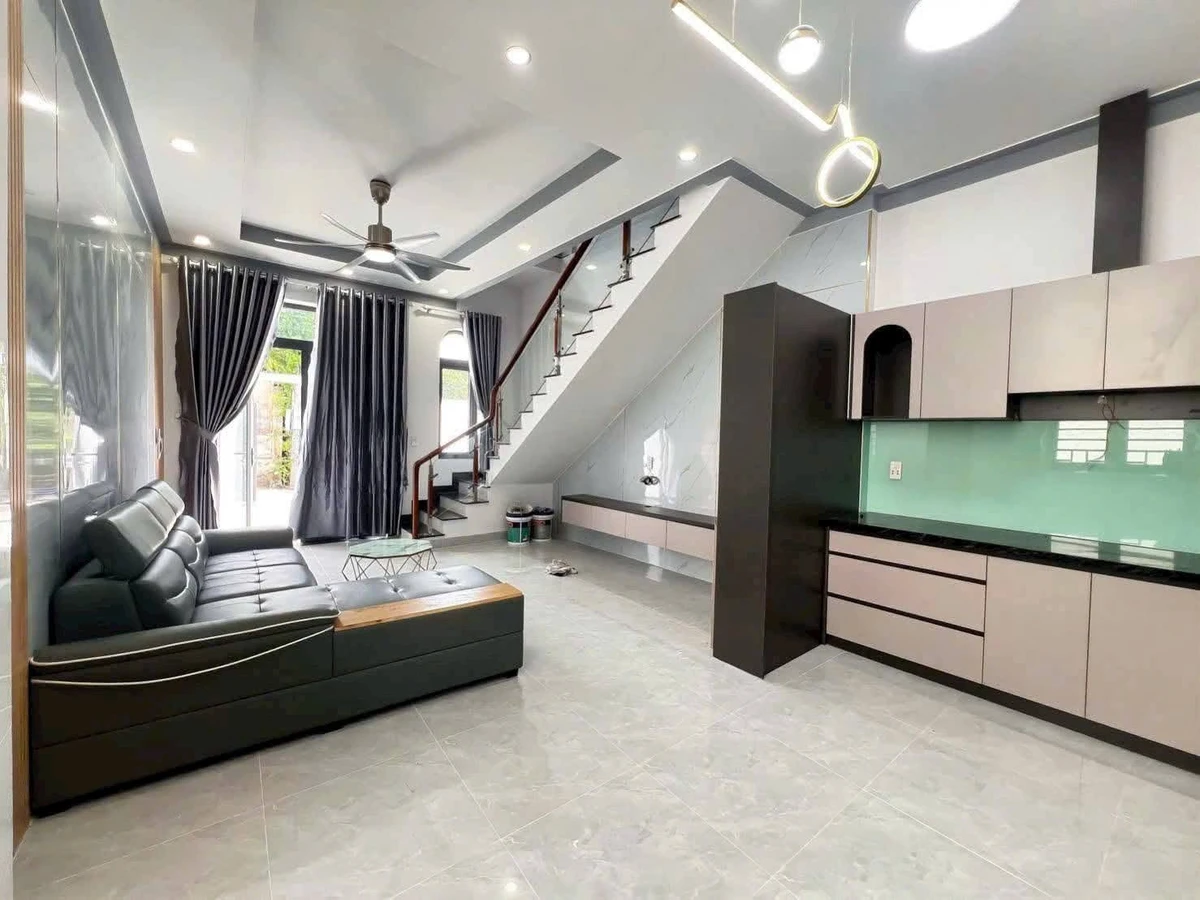 Bán nhà 3 phòng ngủ 4,3x20,5m hẻm Lê Hồng Phong, Phường Thủ Dầu Một giá 3,8 tỷ - Ảnh 1