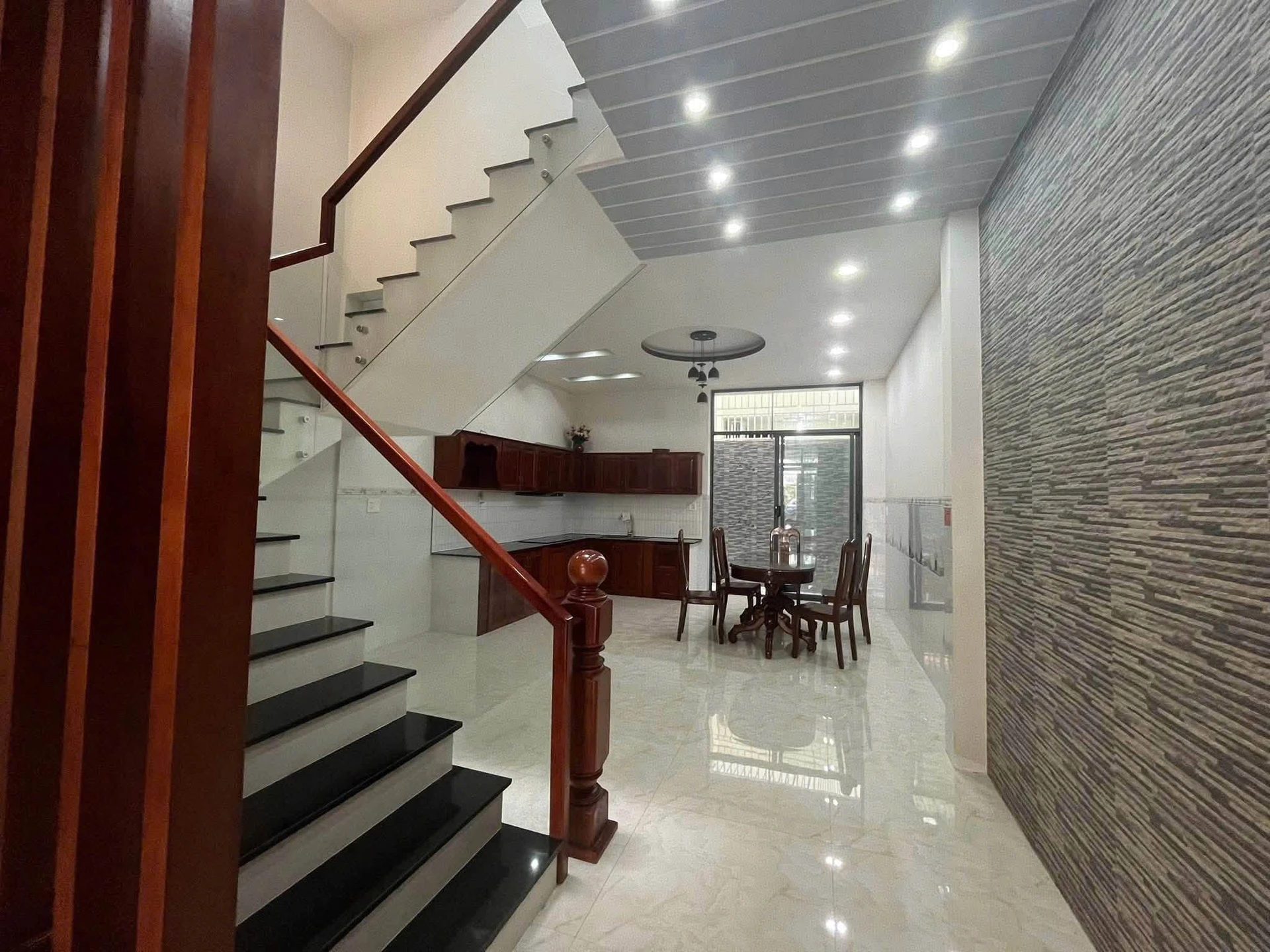 Cho thuê nhà 3 tầng 4PN Hoàng Đình Giong Nha Trang 20tr/tháng - Ảnh 1