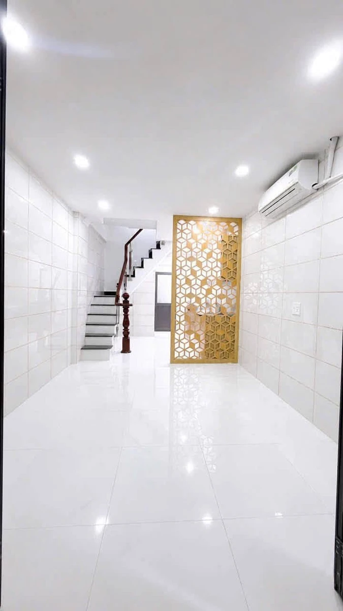 Bán nhà 1 trệt 2 lầu 21,8m² lô nhì Hoàng Diệu Quận 4, giá 5,5 tỷ - Ảnh thu nhỏ 2