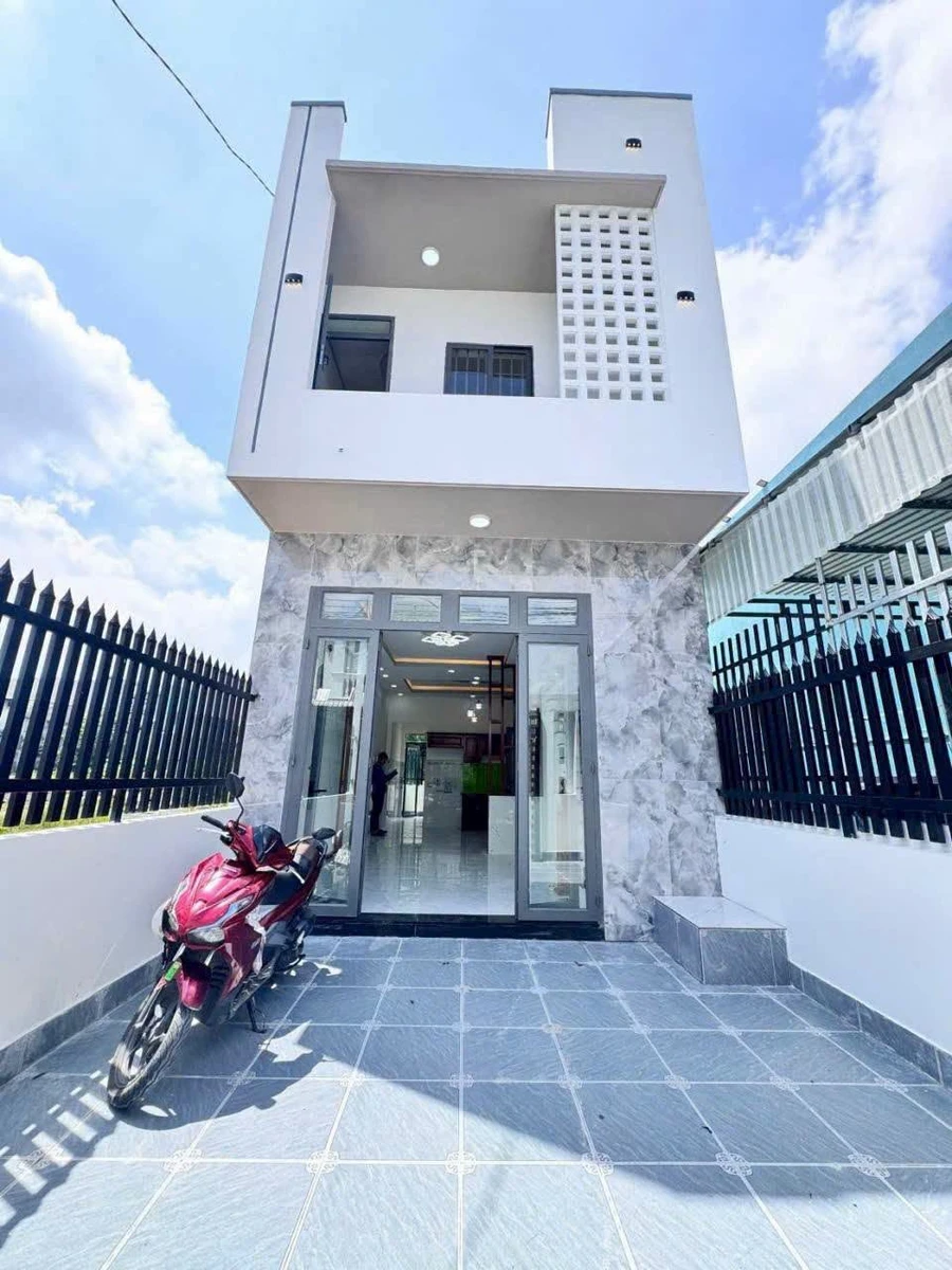 Bán nhà 1 trệt 1 lầu 3PN, 3WC giá 1,8 tỷ tại thị trấn Đức Hòa, Long An - Ảnh thu nhỏ 2