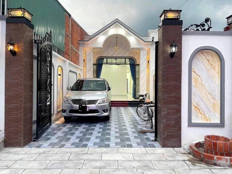 Bán nhà mới xây liền kề 5x28,5m, đường nhựa 20m tại Long Hoa, Tây Ninh, giá 1,27 tỷ/căn