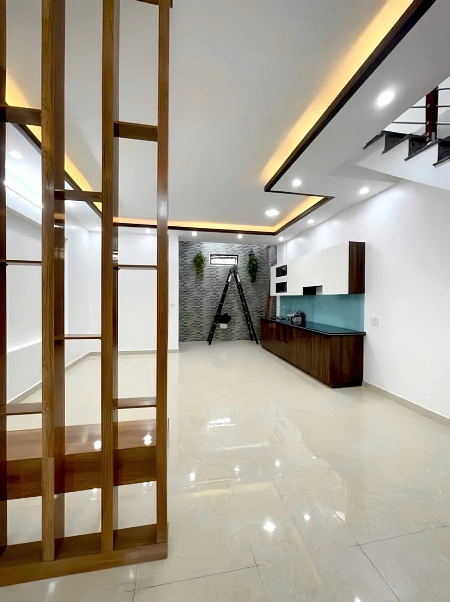 Bán nhà 2 tầng 49m2, 2 phòng ngủ, ngõ nông khu Miếu Hai Xã giá hơn 2,1 tỷ - Ảnh 1