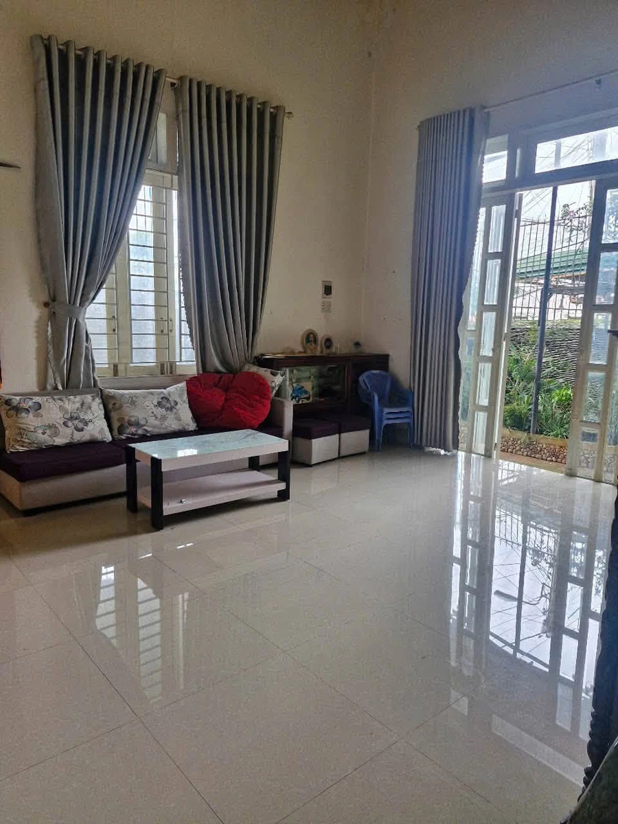 Bán nhà hẻm Phạm Văn Đồng cách mặt đường 50m, 3PN, sân ô tô, giá 4,95 tỷ - Ảnh 1