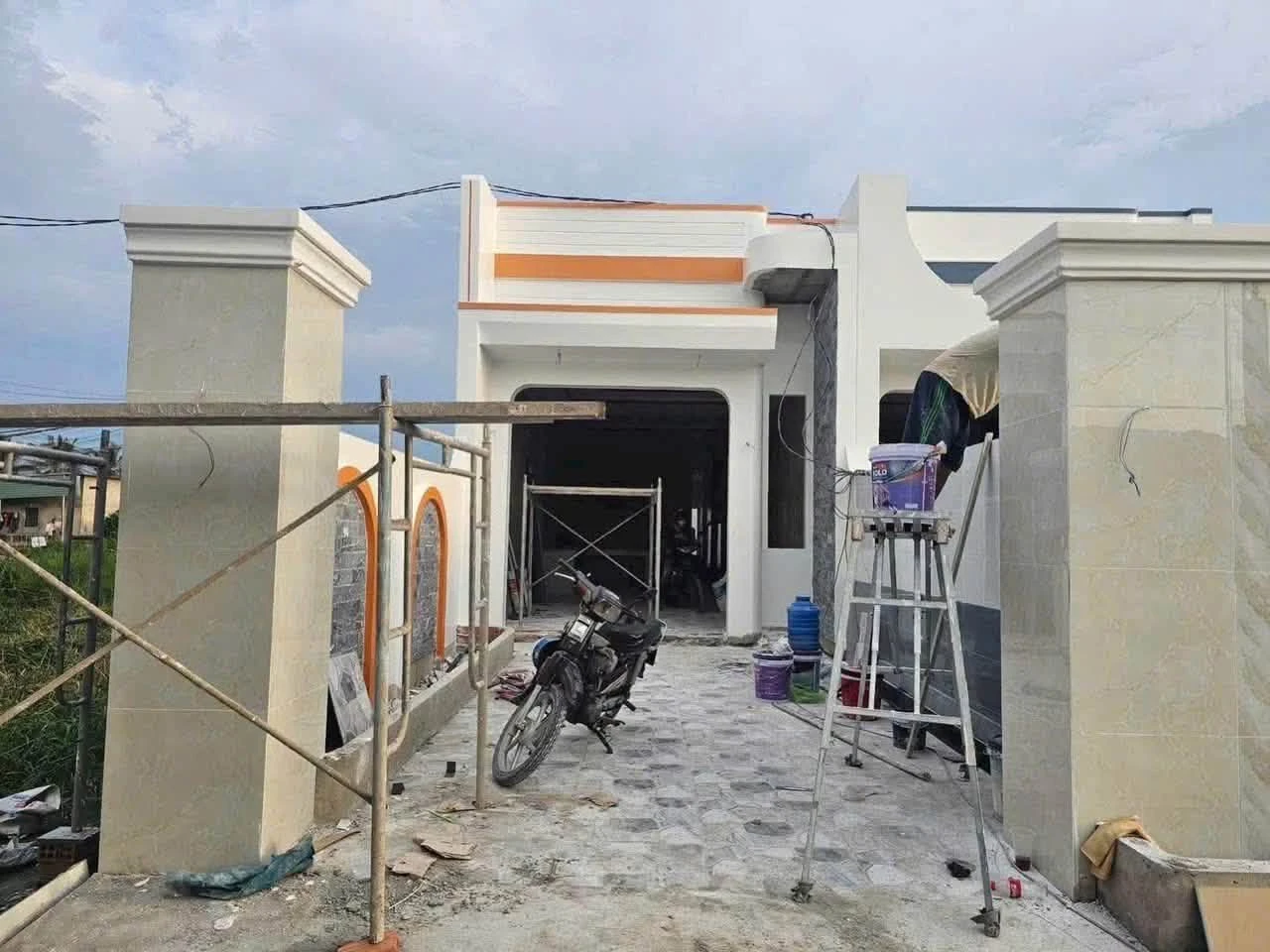 Bán nhà 3 phòng ngủ 4,2x31m giá 1,79 tỷ gần KCN Tân Đức, Đức Hòa Hạ - Ảnh 1