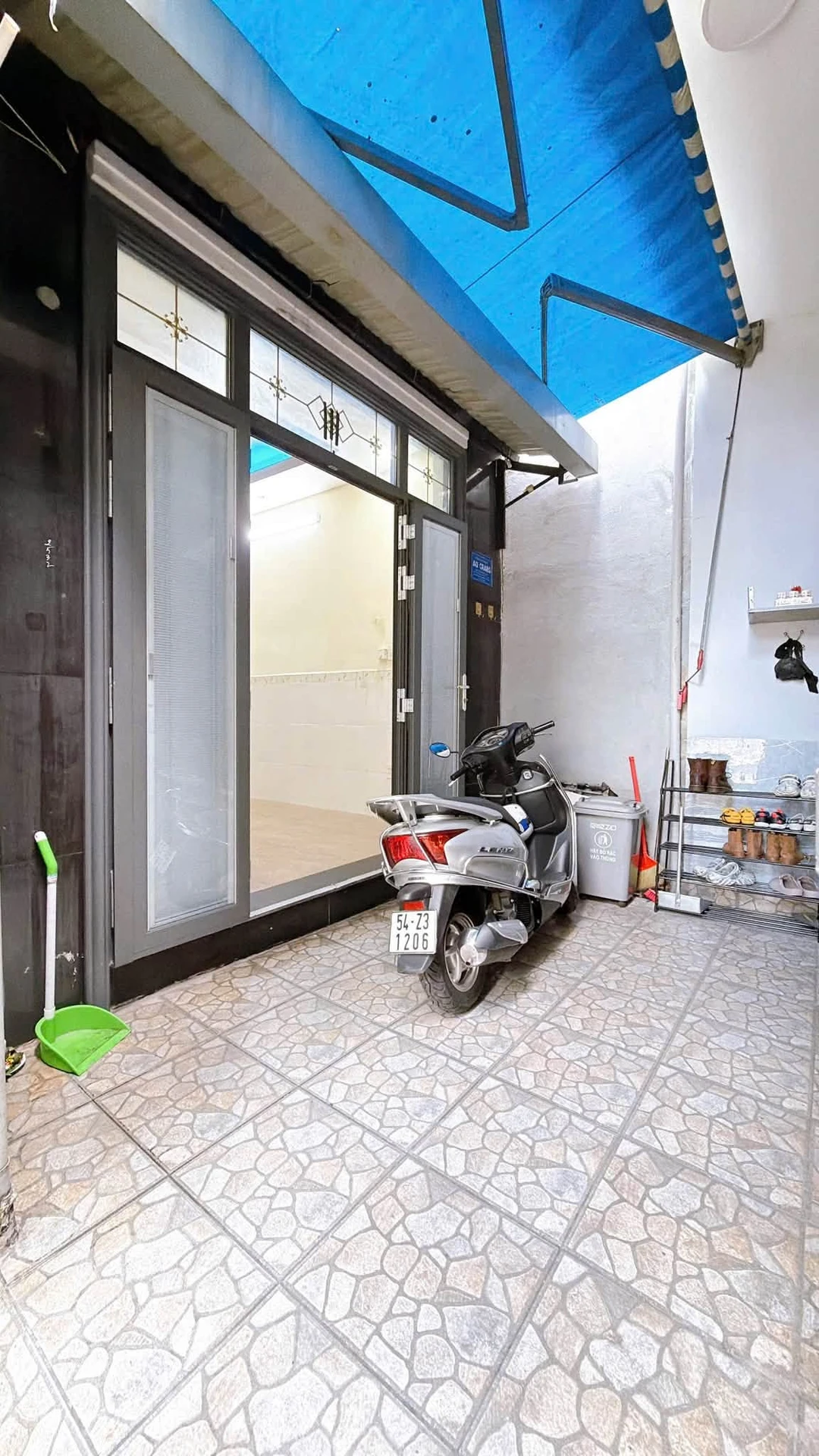 Bán nhà hẻm 3,5x8m, trệt 3 lầu, gần Tôn Đản Quận 4, giá 3,85 tỷ - Ảnh 1